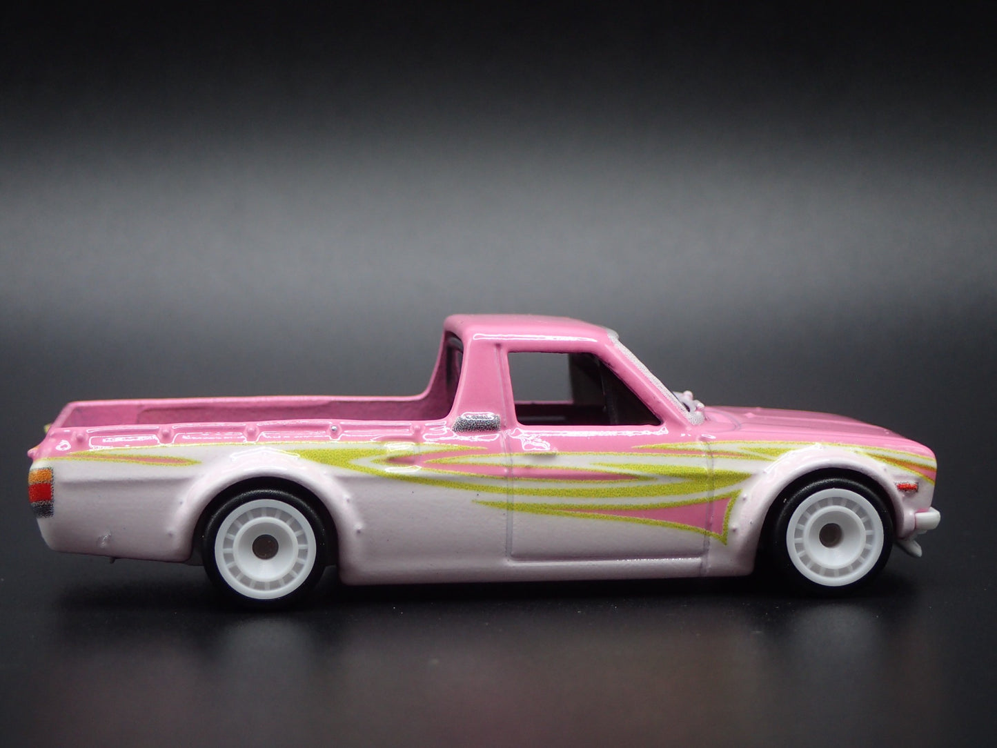 1971-1977 DATSUN SUNNY PICKUP TRUCK B120 PINK 1:64 SCALE DIECAST MODEL CAR