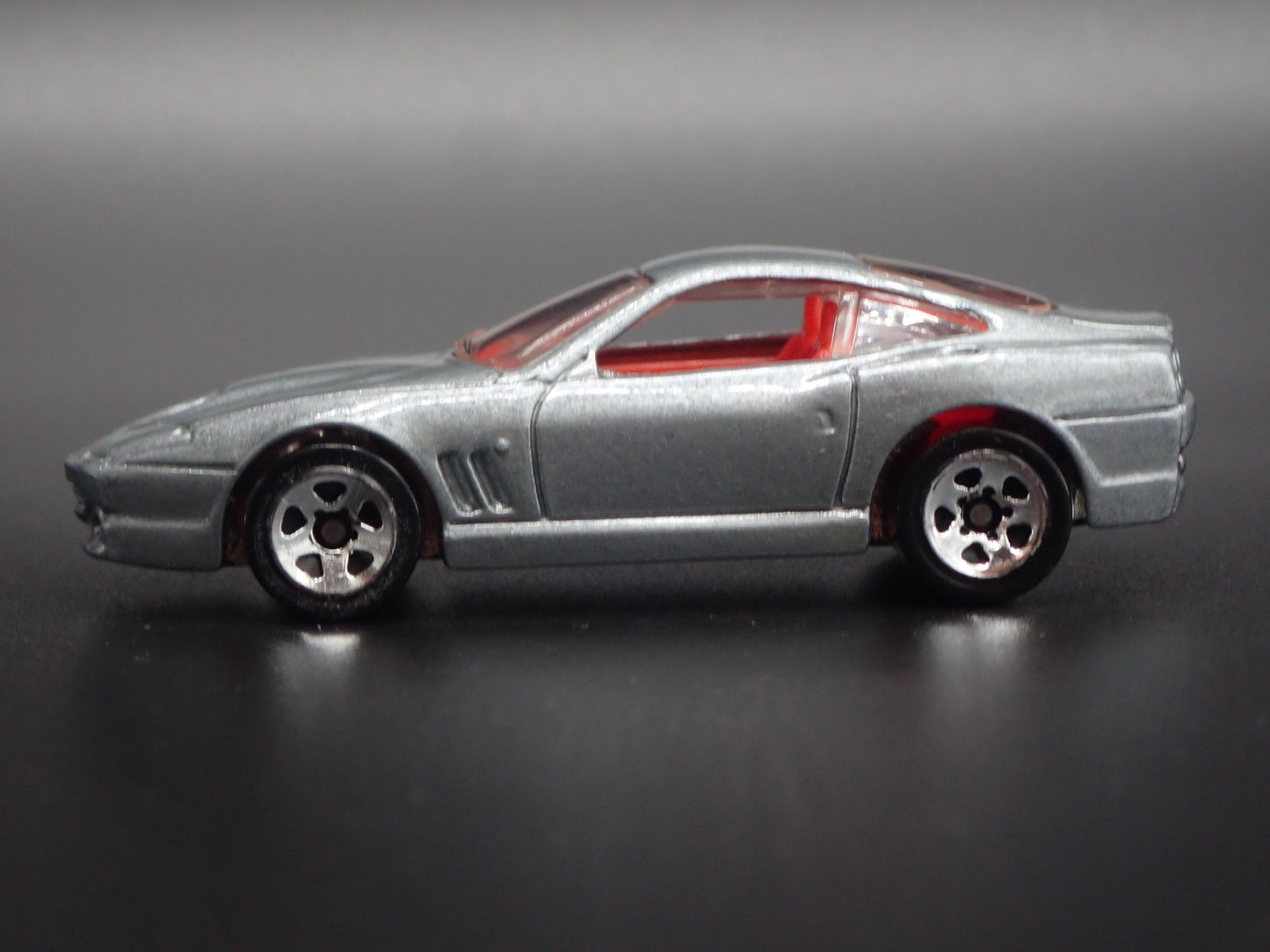 1996-2001 FERRARI 550 MARANELLO 1:64 SCALE COLLECTIBLE DIORAMA DIECAST MODEL CAR