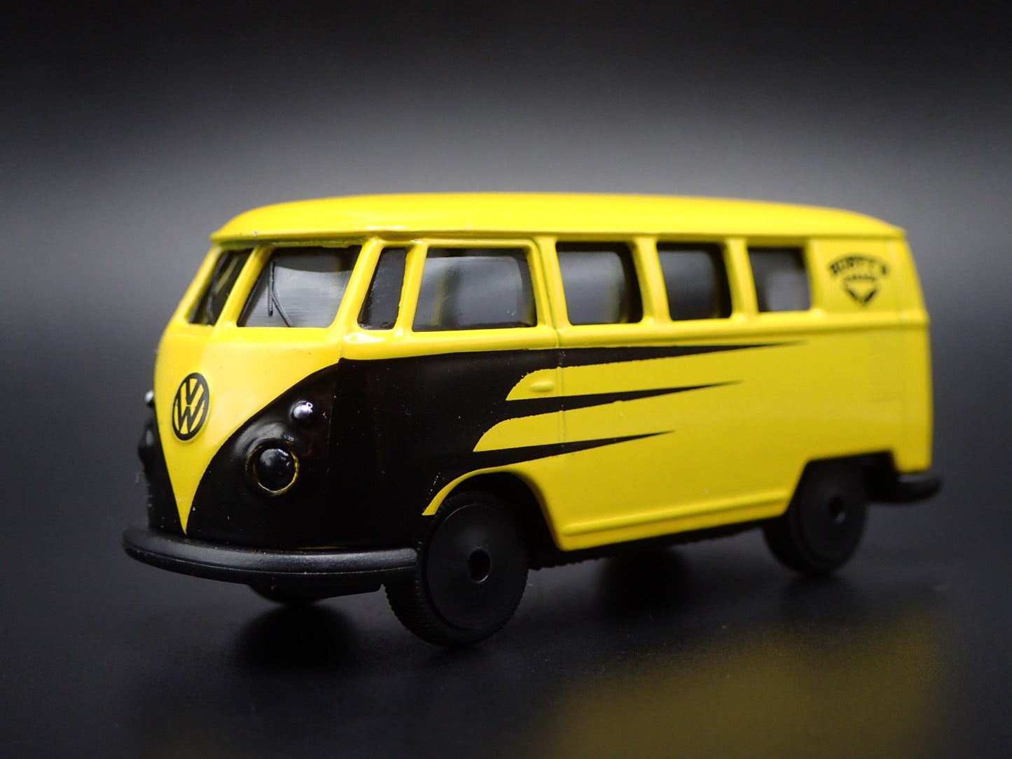 1950-1967 VW VOLKSWAGEN TYPE 2 T1 BUS YELLO 1:64 SCALE DIORAMA DIECAST MODEL CAR