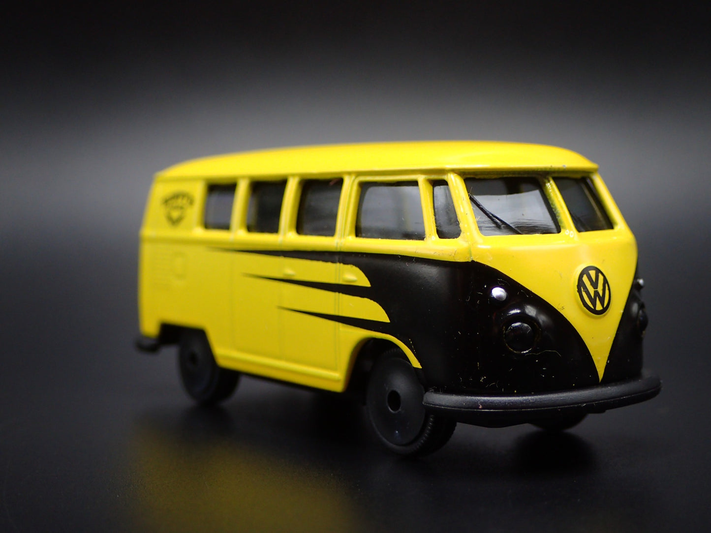 1950-1967 VW VOLKSWAGEN TYPE 2 T1 BUS YELLO 1:64 SCALE DIORAMA DIECAST MODEL CAR