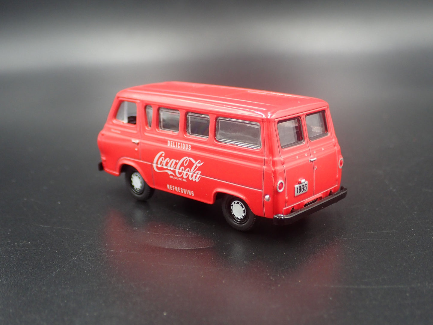 1965 65 FORD ECONOLINE VAN COCA COLA COKE 1:64 SCALE DIORAMA DIECAST MODEL CAR