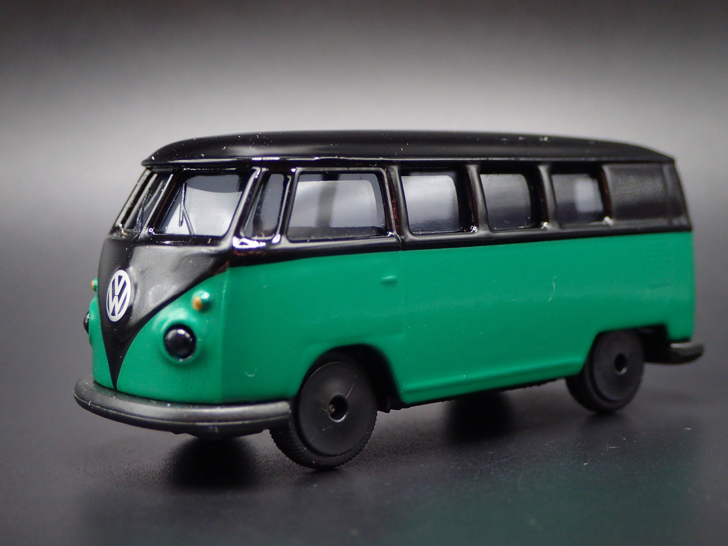 1950-1967 VW VOLKSWAGEN TYPE 2 T1 BUS GREEN 1:64 SCALE DIORAMA DIECAST MODEL CAR