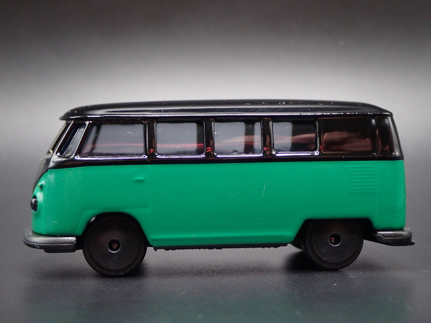 1950-1967 VW VOLKSWAGEN TYPE 2 T1 BUS GREEN 1:64 SCALE DIORAMA DIECAST MODEL CAR