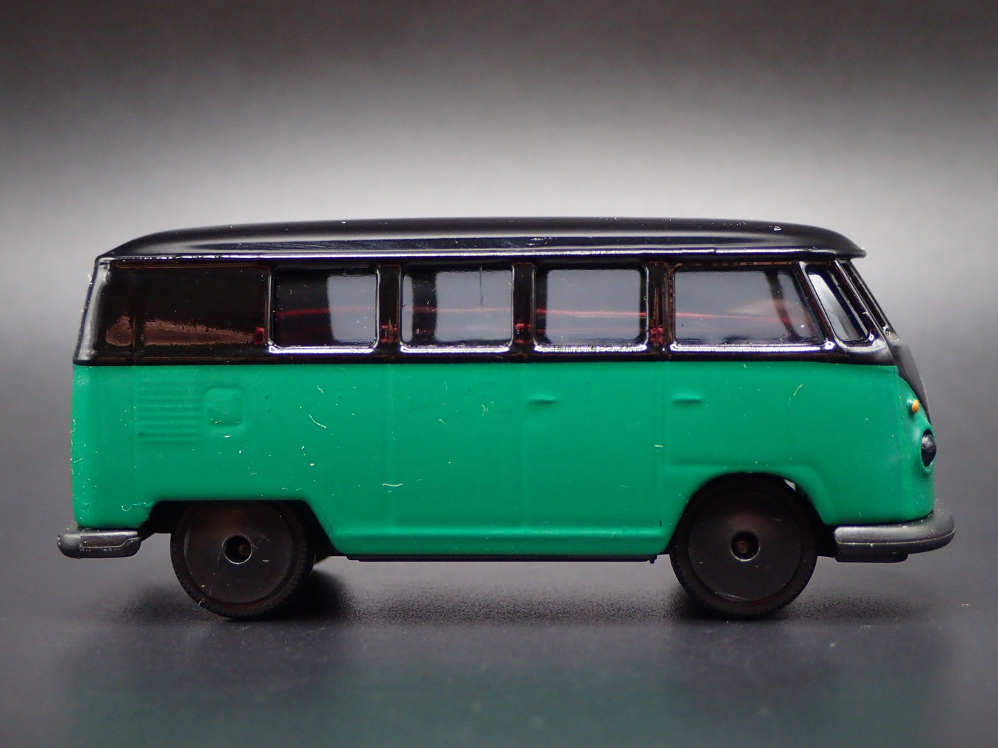 1950-1967 VW VOLKSWAGEN TYPE 2 T1 BUS GREEN 1:64 SCALE DIORAMA DIECAST MODEL CAR