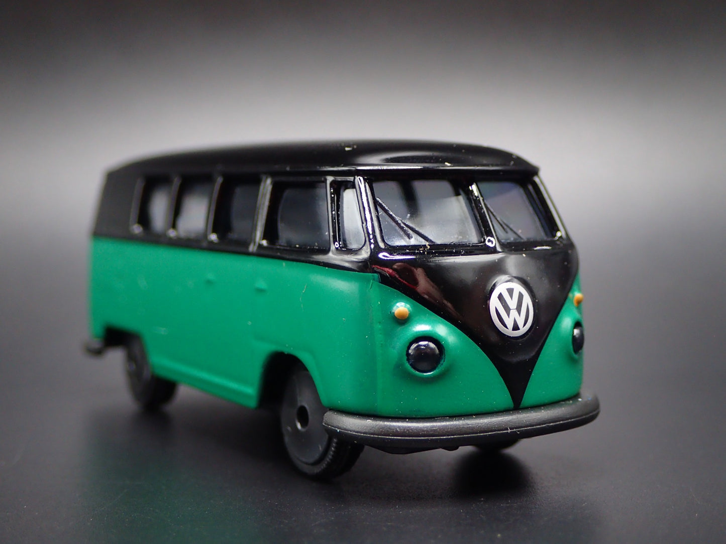 1950-1967 VW VOLKSWAGEN TYPE 2 T1 BUS GREEN 1:64 SCALE DIORAMA DIECAST MODEL CAR