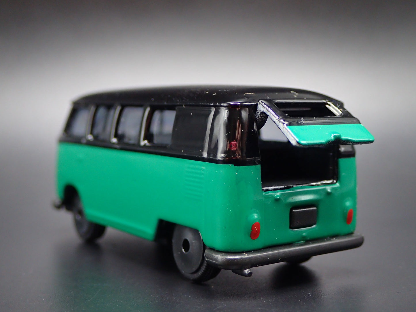1950-1967 VW VOLKSWAGEN TYPE 2 T1 BUS GREEN 1:64 SCALE DIORAMA DIECAST MODEL CAR