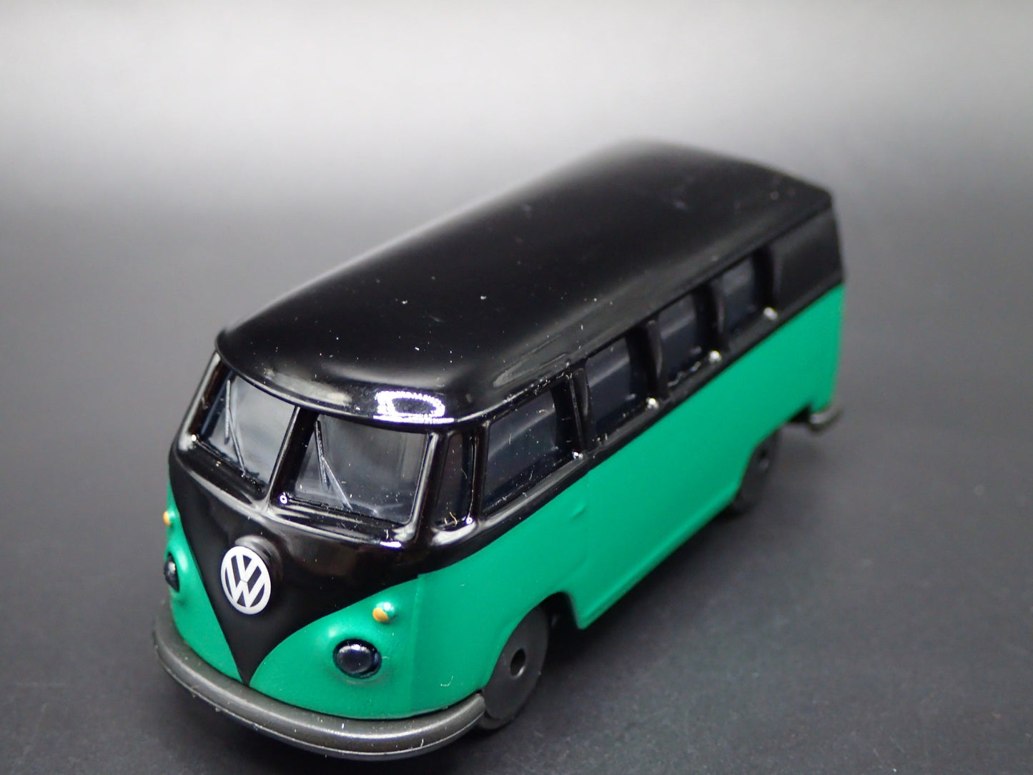 1950-1967 VW VOLKSWAGEN TYPE 2 T1 BUS GREEN 1:64 SCALE DIORAMA DIECAST MODEL CAR