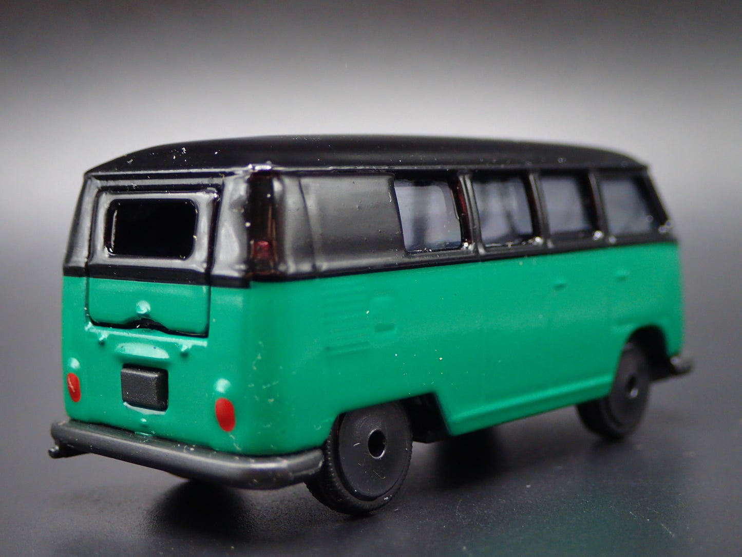 1950-1967 VW VOLKSWAGEN TYPE 2 T1 BUS GREEN 1:64 SCALE DIORAMA DIECAST MODEL CAR