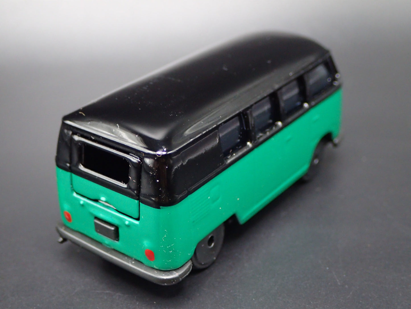 1950-1967 VW VOLKSWAGEN TYPE 2 T1 BUS GREEN 1:64 SCALE DIORAMA DIECAST MODEL CAR