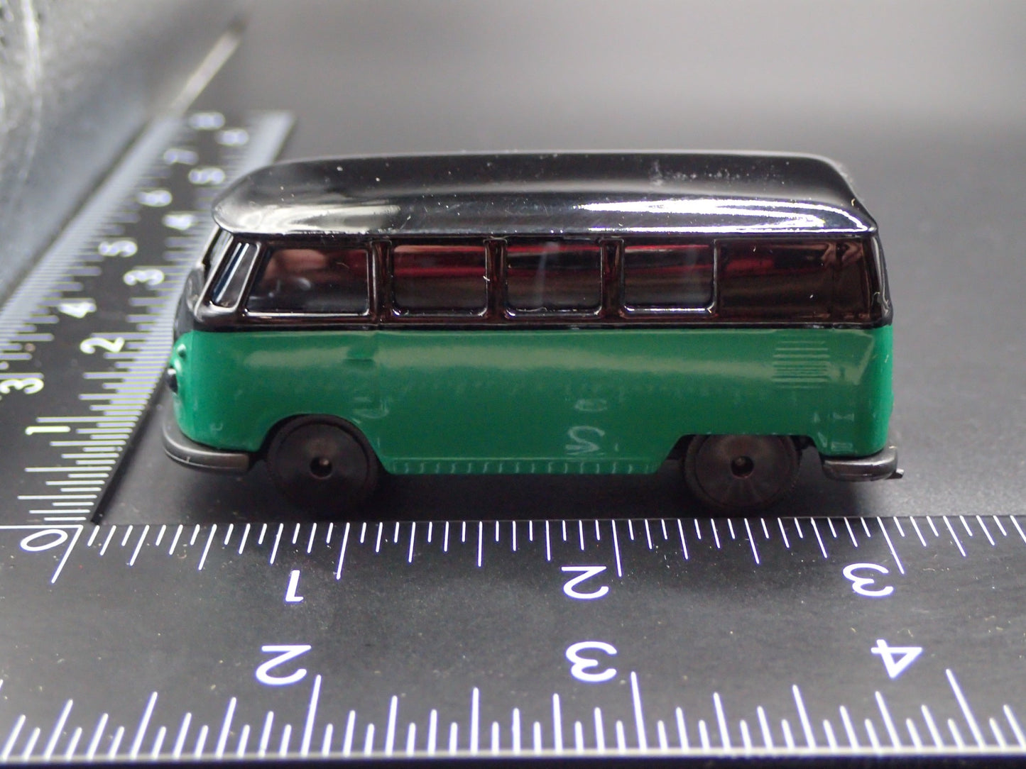 1950-1967 VW VOLKSWAGEN TYPE 2 T1 BUS GREEN 1:64 SCALE DIORAMA DIECAST MODEL CAR