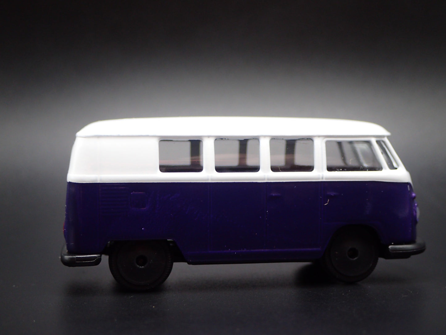 1950-1967 VW VOLKSWAGEN TYPE 2 T1 BUS PURP 1:64 SCALE DIORAMA DIECAST MODEL CAR