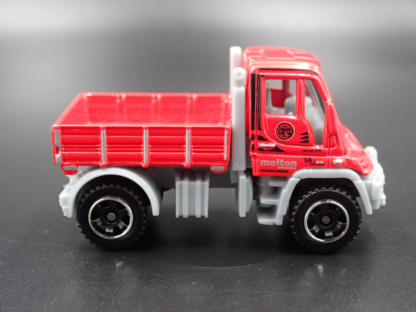 MERCEDES-BENZ UNIMOG U300 UTILITY TRUCK RED 1:64 SCALE DIORAMA DIECAST MODEL CAR