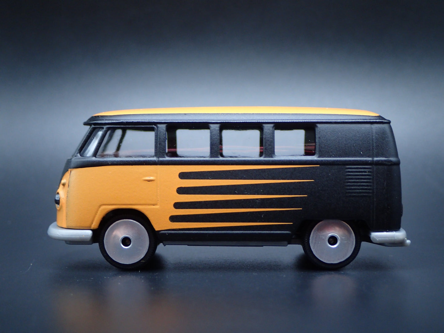 1950-1967 VW VOLKSWAGEN TYPE 2 T1 BUS BLACK 1:64 SCALE DIORAMA DIECAST MODEL CAR