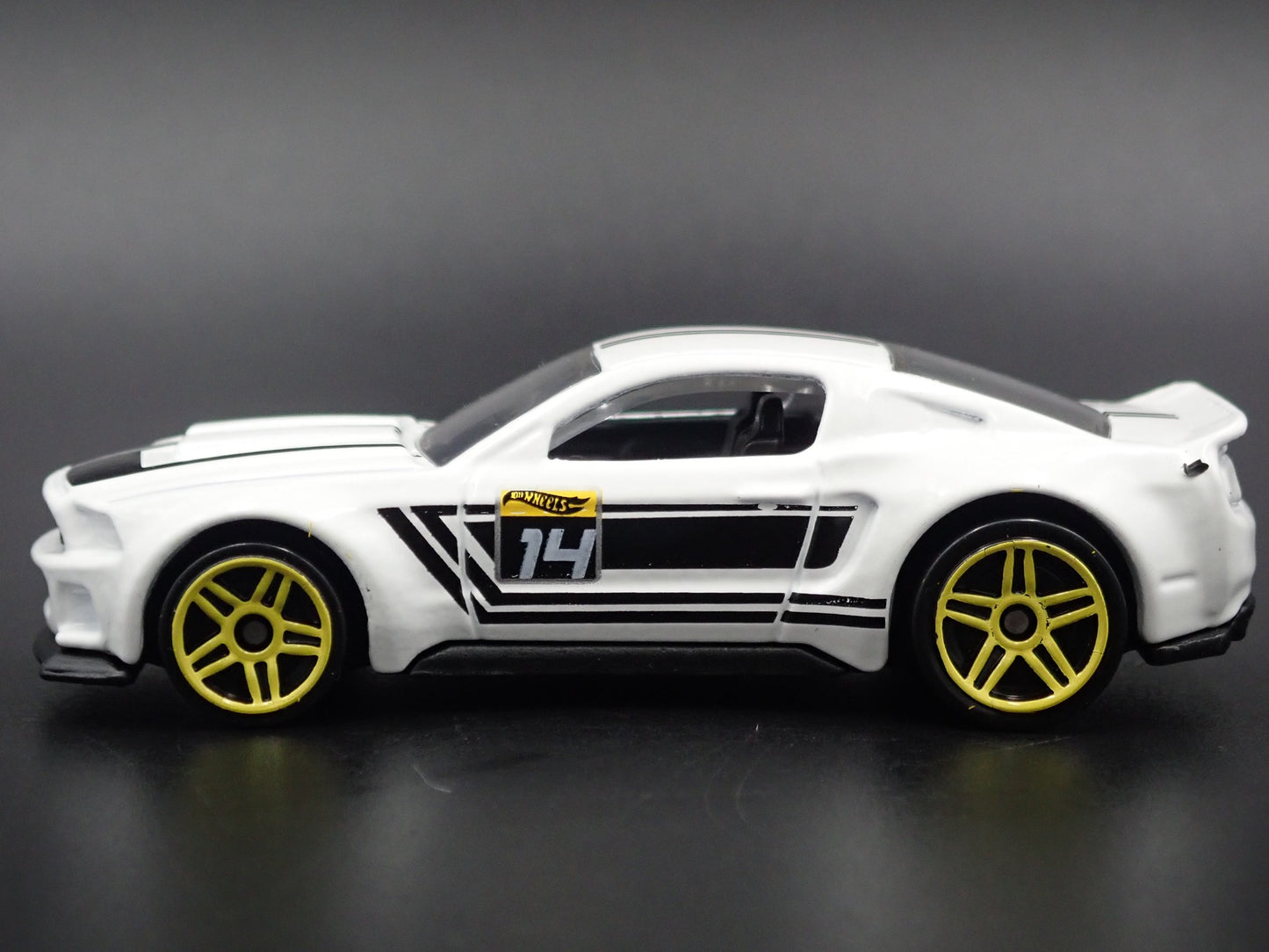2014 14 FORD MUSTANG WIDE BODY WHITE RARE 1:64 SCALE DIORAMA DIECAST MODEL CAR
