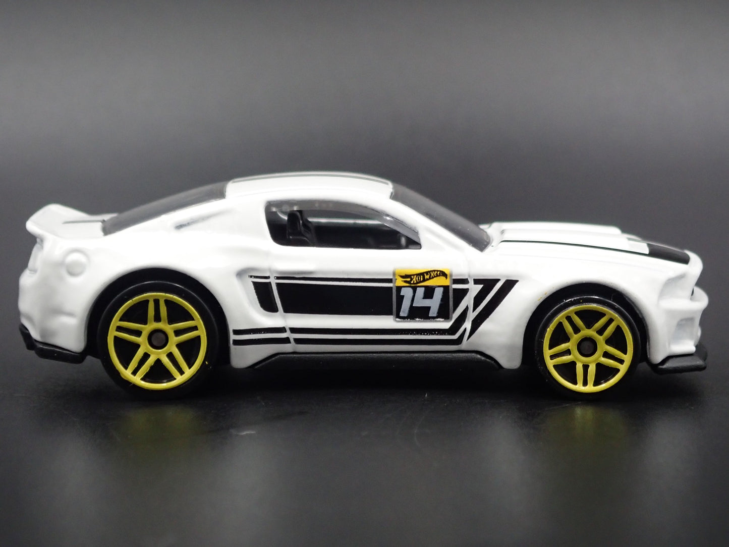 2014 14 FORD MUSTANG WIDE BODY WHITE RARE 1:64 SCALE DIORAMA DIECAST MODEL CAR