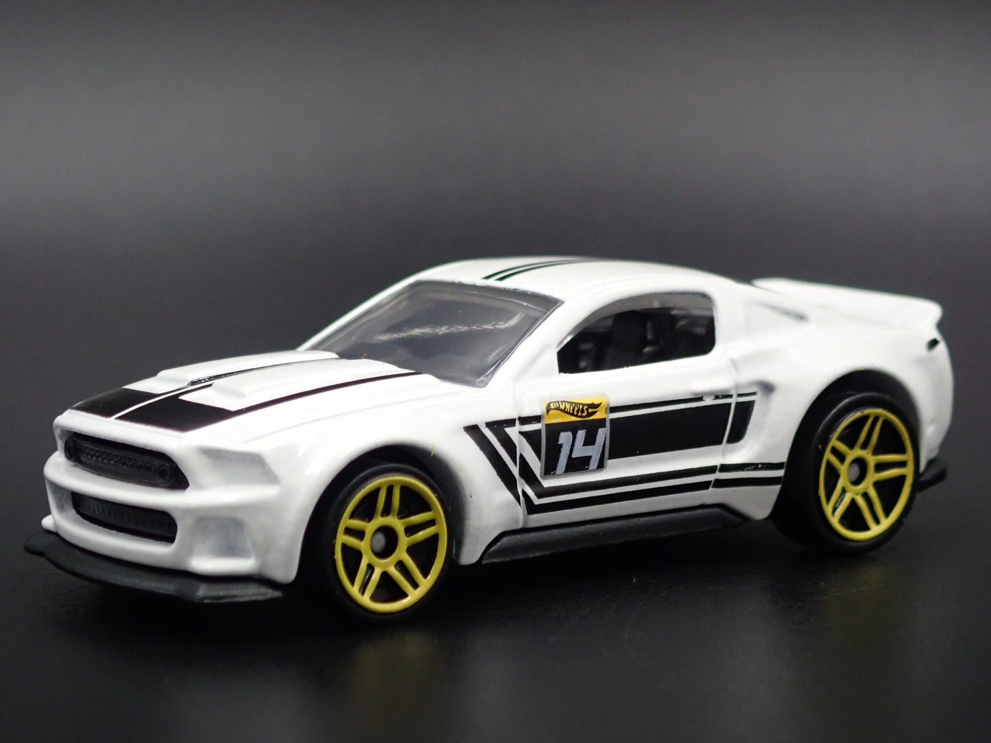 2014 14 FORD MUSTANG WIDE BODY WHITE RARE 1:64 SCALE DIORAMA DIECAST MODEL CAR