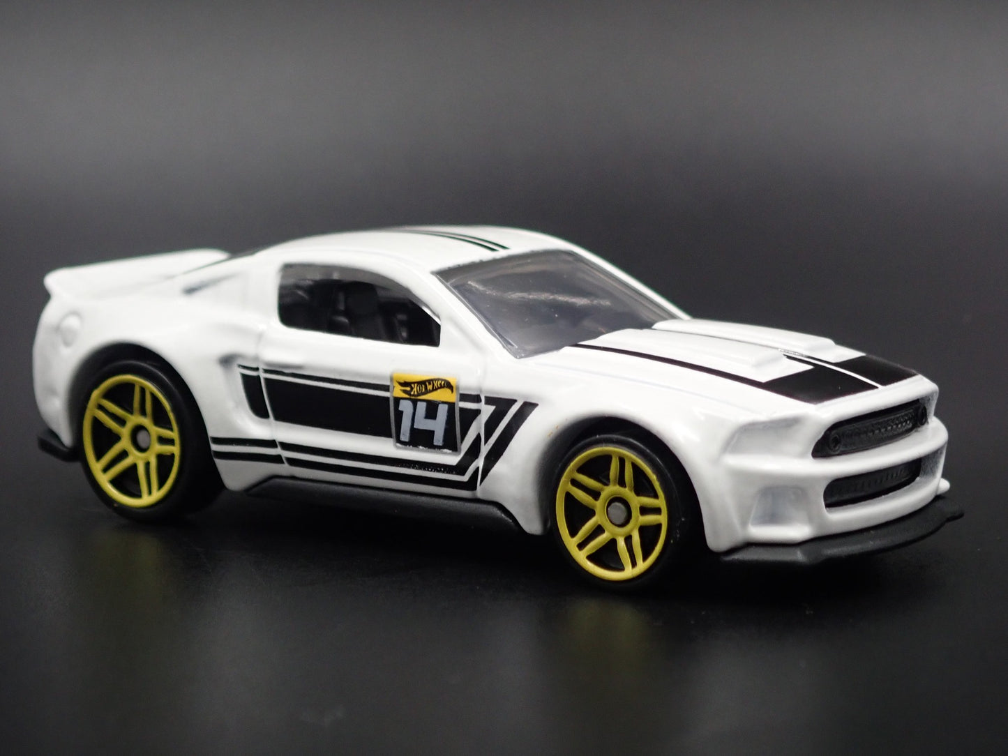 2014 14 FORD MUSTANG WIDE BODY WHITE RARE 1:64 SCALE DIORAMA DIECAST MODEL CAR