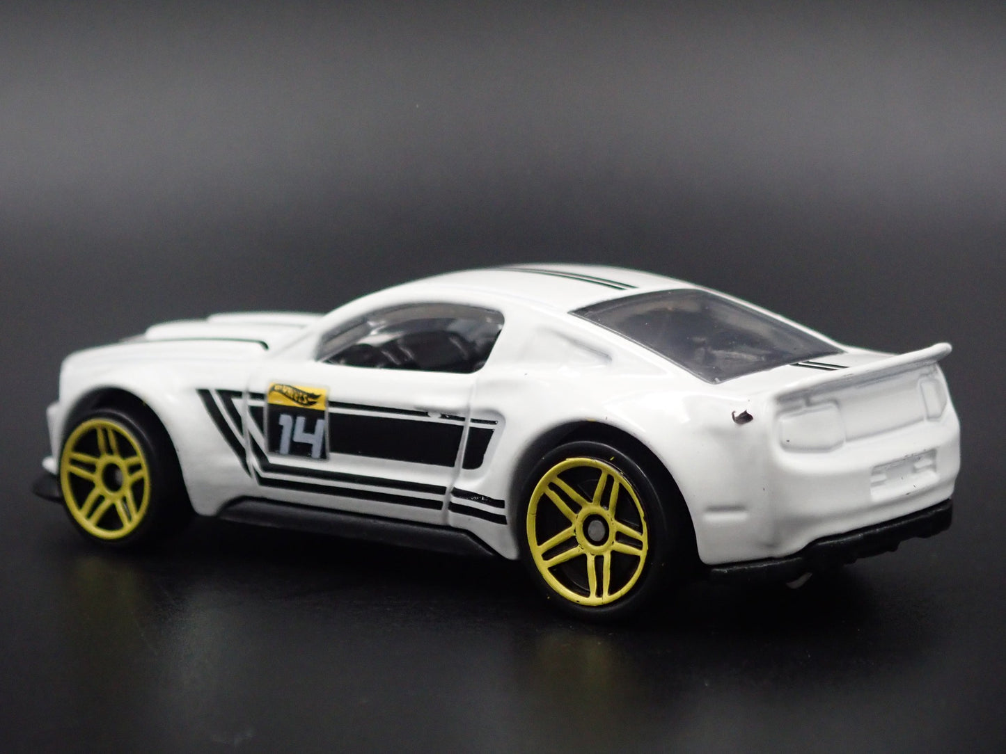 2014 14 FORD MUSTANG WIDE BODY WHITE RARE 1:64 SCALE DIORAMA DIECAST MODEL CAR