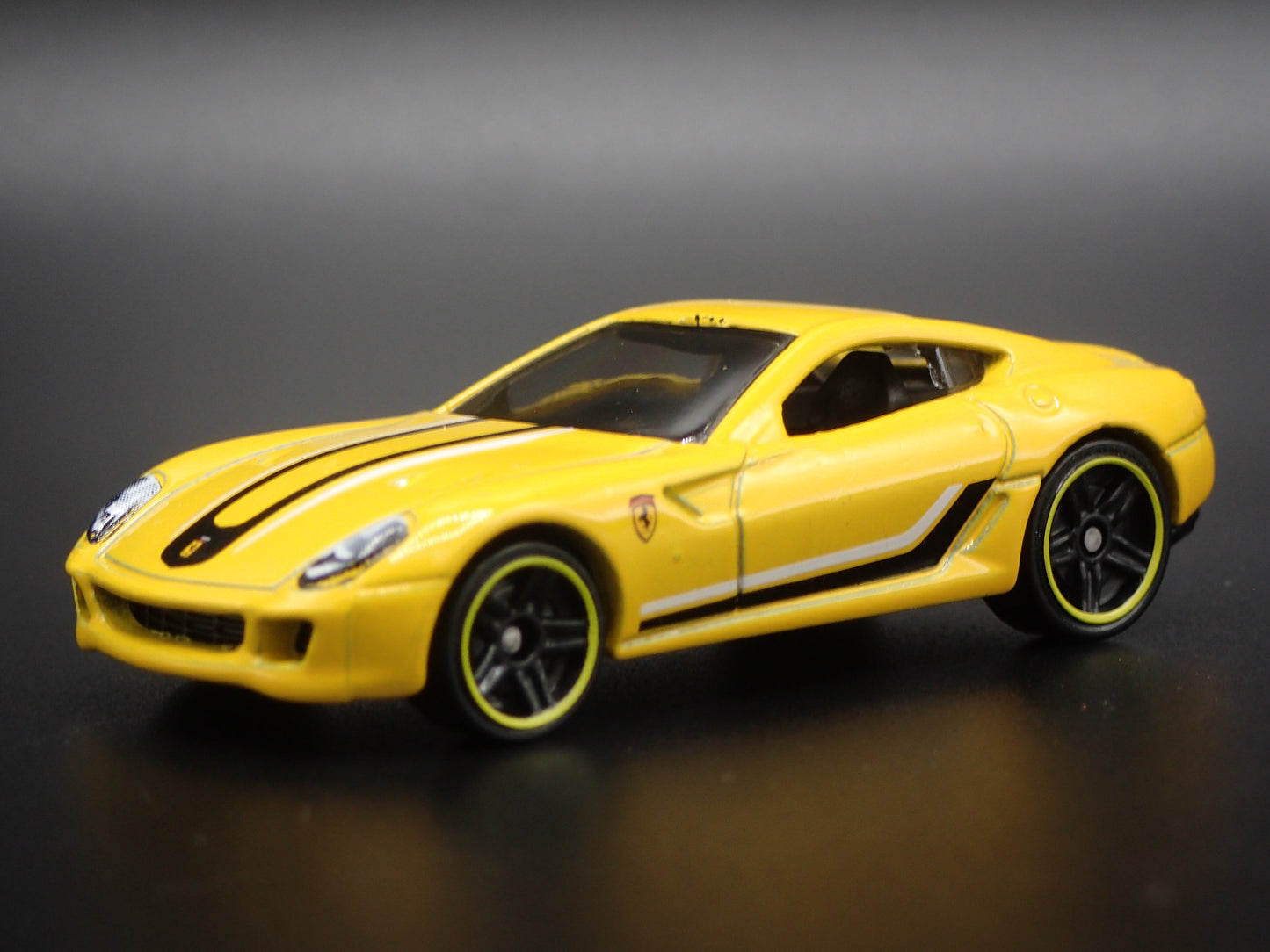 2007-2012 FERRARI 599 GTB SUPER CAR FIORANO 1:64 SCALE DIORAMA DIECAST MODEL CAR