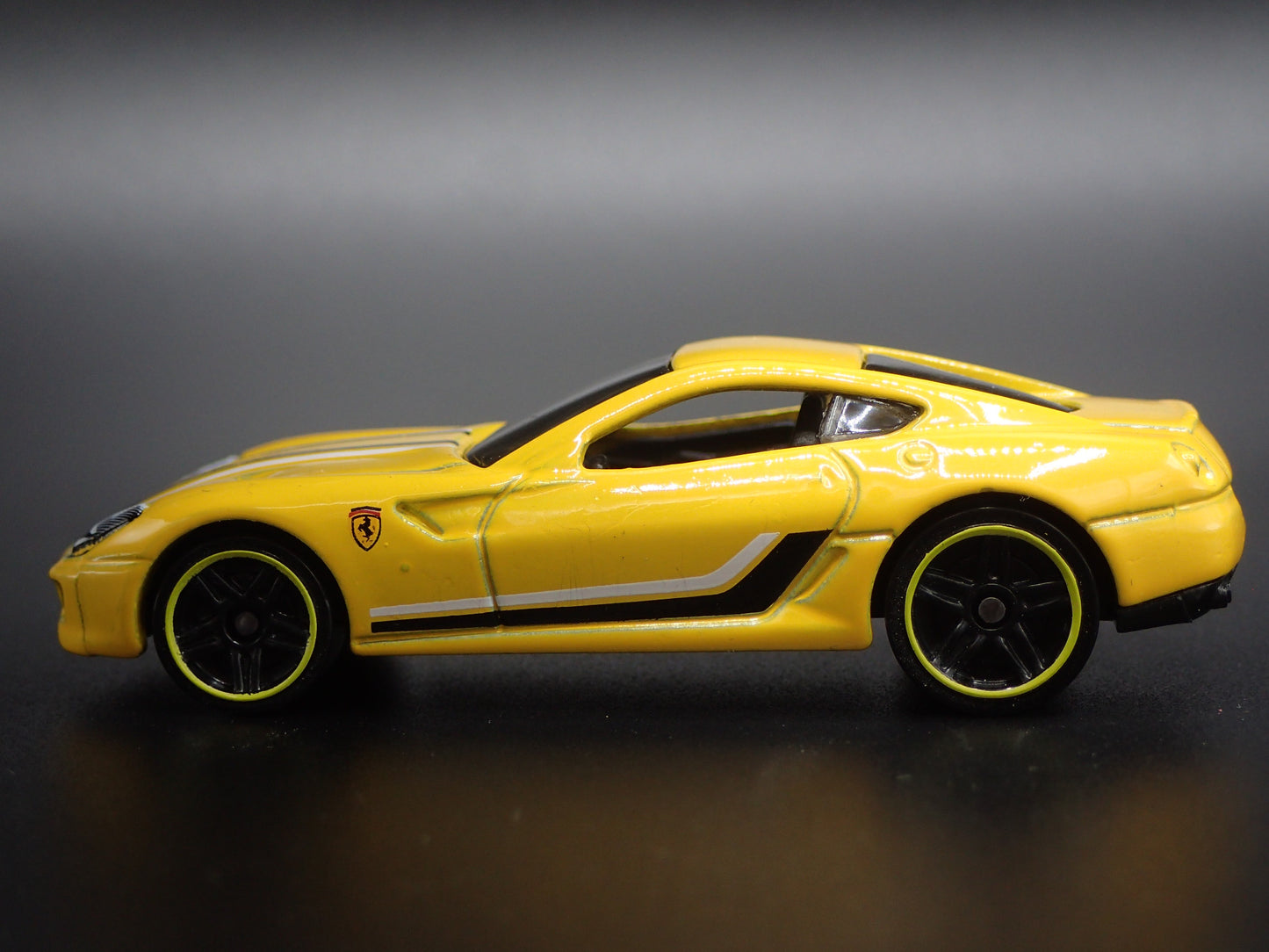 2007-2012 FERRARI 599 GTB SUPER CAR FIORANO 1:64 SCALE DIORAMA DIECAST MODEL CAR