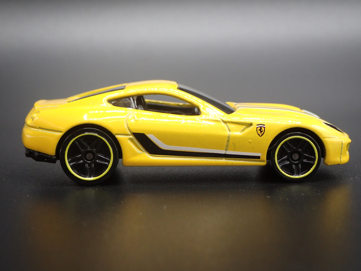 2007-2012 FERRARI 599 GTB SUPER CAR FIORANO 1:64 SCALE DIORAMA DIECAST MODEL CAR