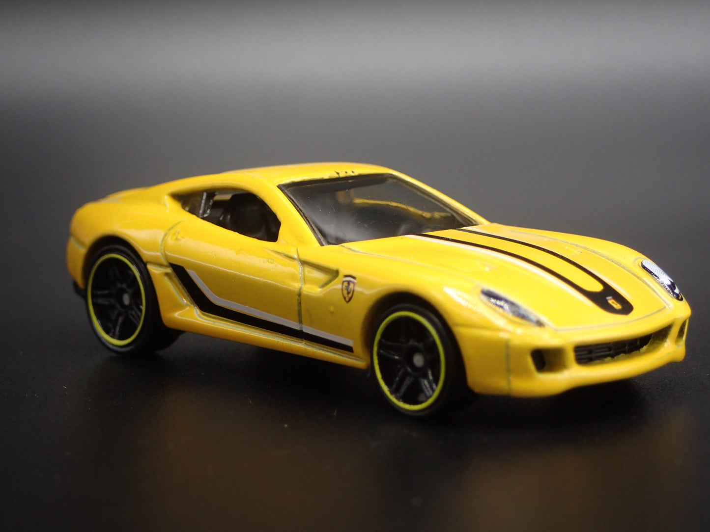 2007-2012 FERRARI 599 GTB SUPER CAR FIORANO 1:64 SCALE DIORAMA DIECAST MODEL CAR