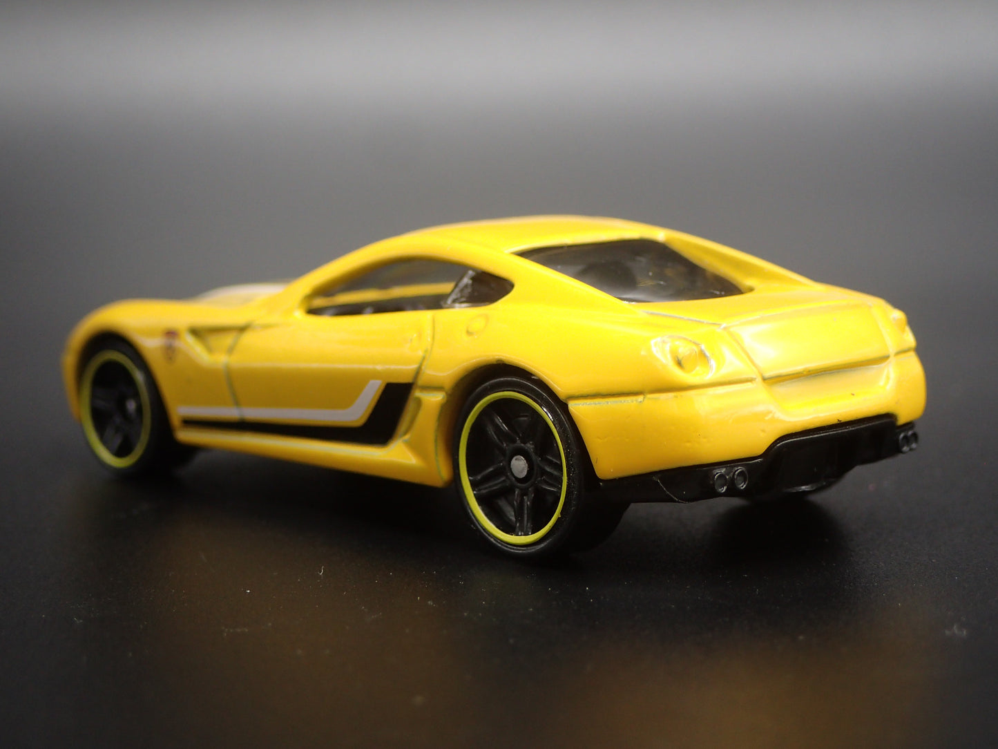 2007-2012 FERRARI 599 GTB SUPER CAR FIORANO 1:64 SCALE DIORAMA DIECAST MODEL CAR