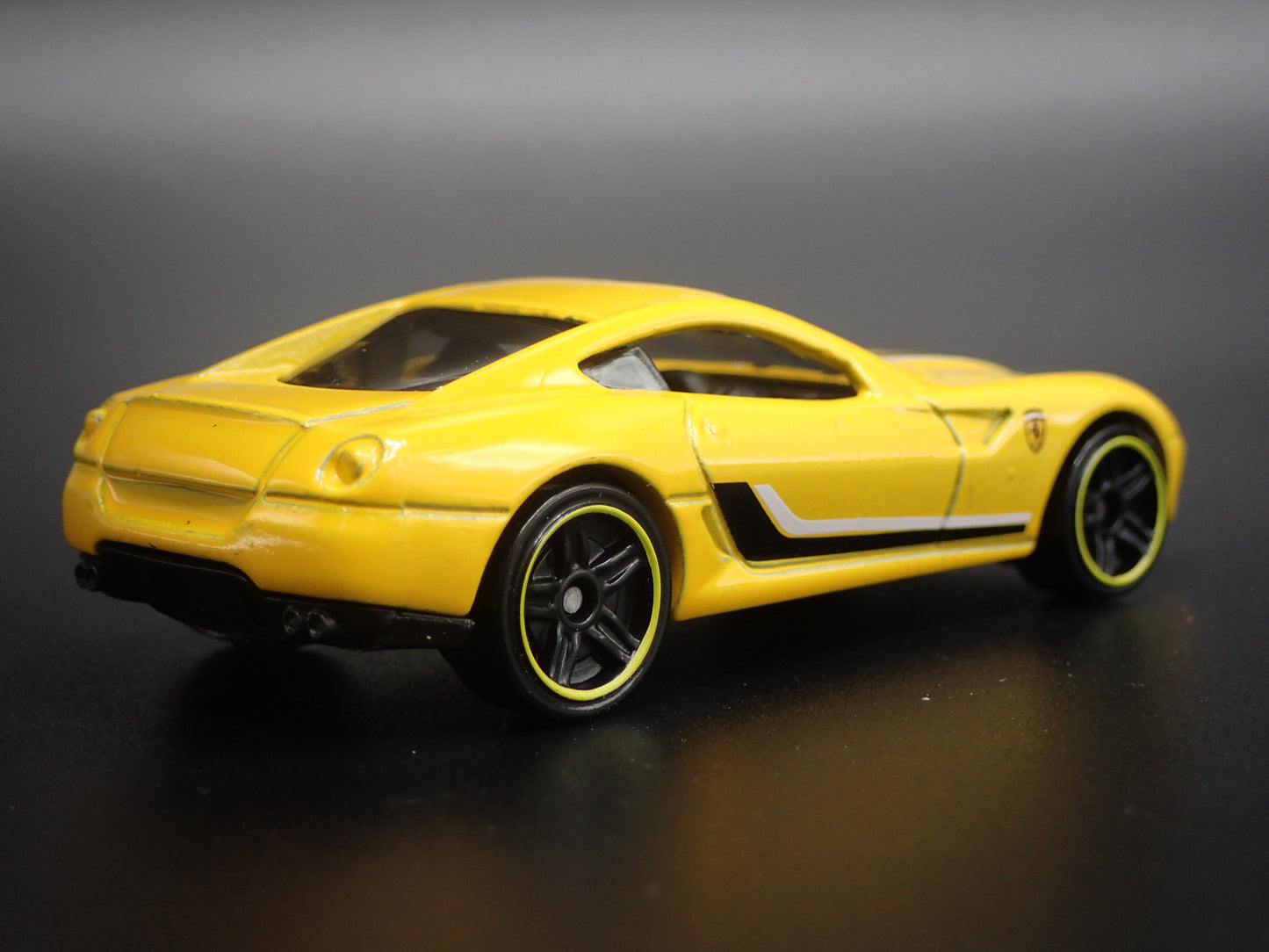 2007-2012 FERRARI 599 GTB SUPER CAR FIORANO 1:64 SCALE DIORAMA DIECAST MODEL CAR