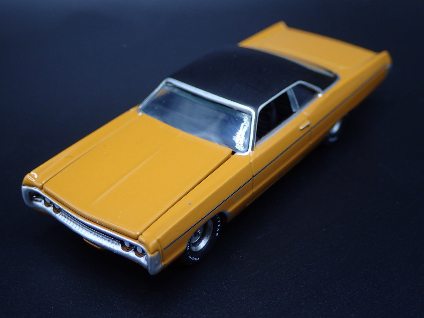 1971 71 PLYMOUTH SPORT FURY III MUSTARD 1/64 SCALE DIORAMA DIECAST MODEL CAR