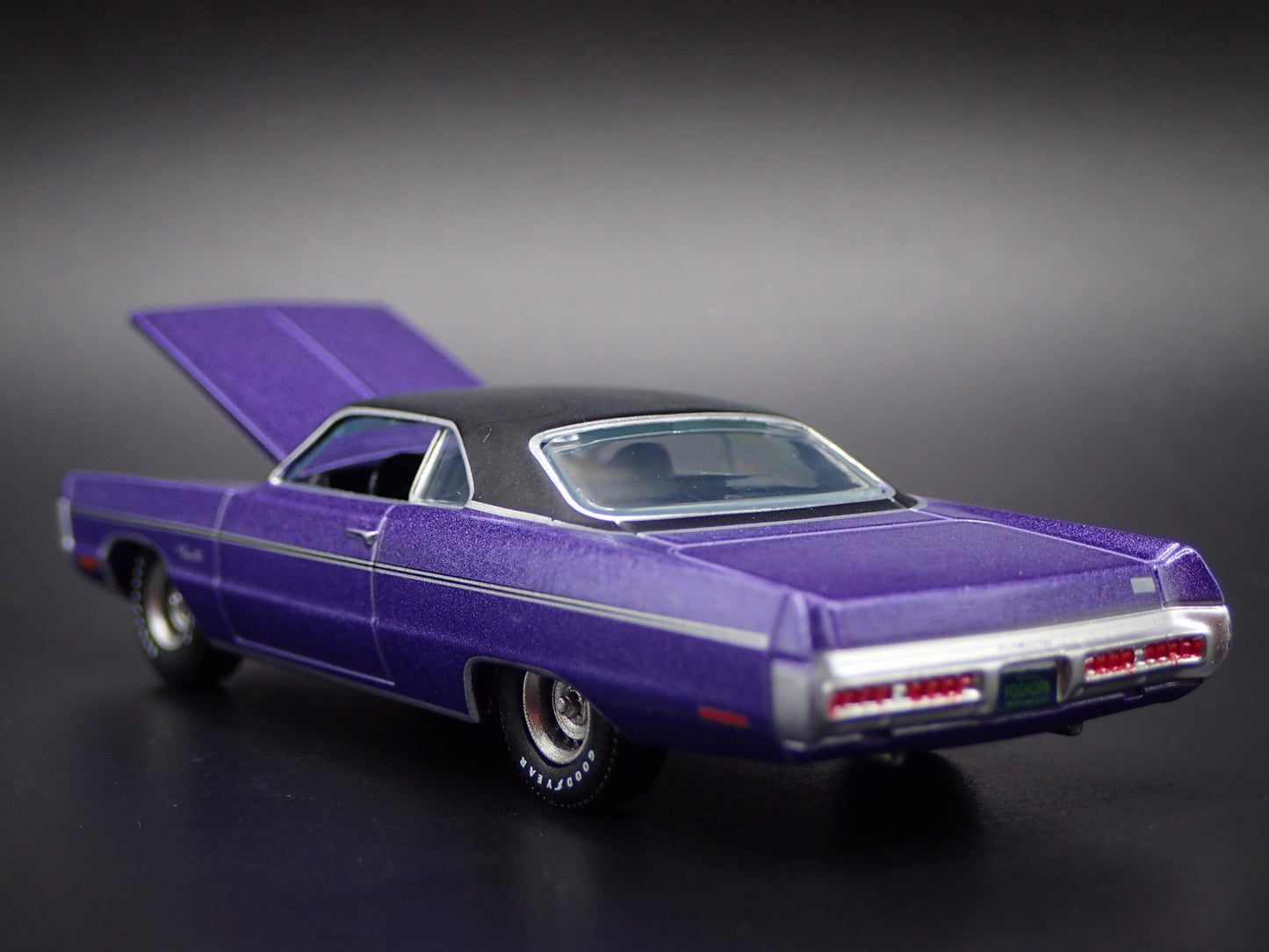 1971 71 PLYMOUTH SPORT FURY III PURPLE 1/64 SCALE DIORAMA DIECAST MODEL CAR