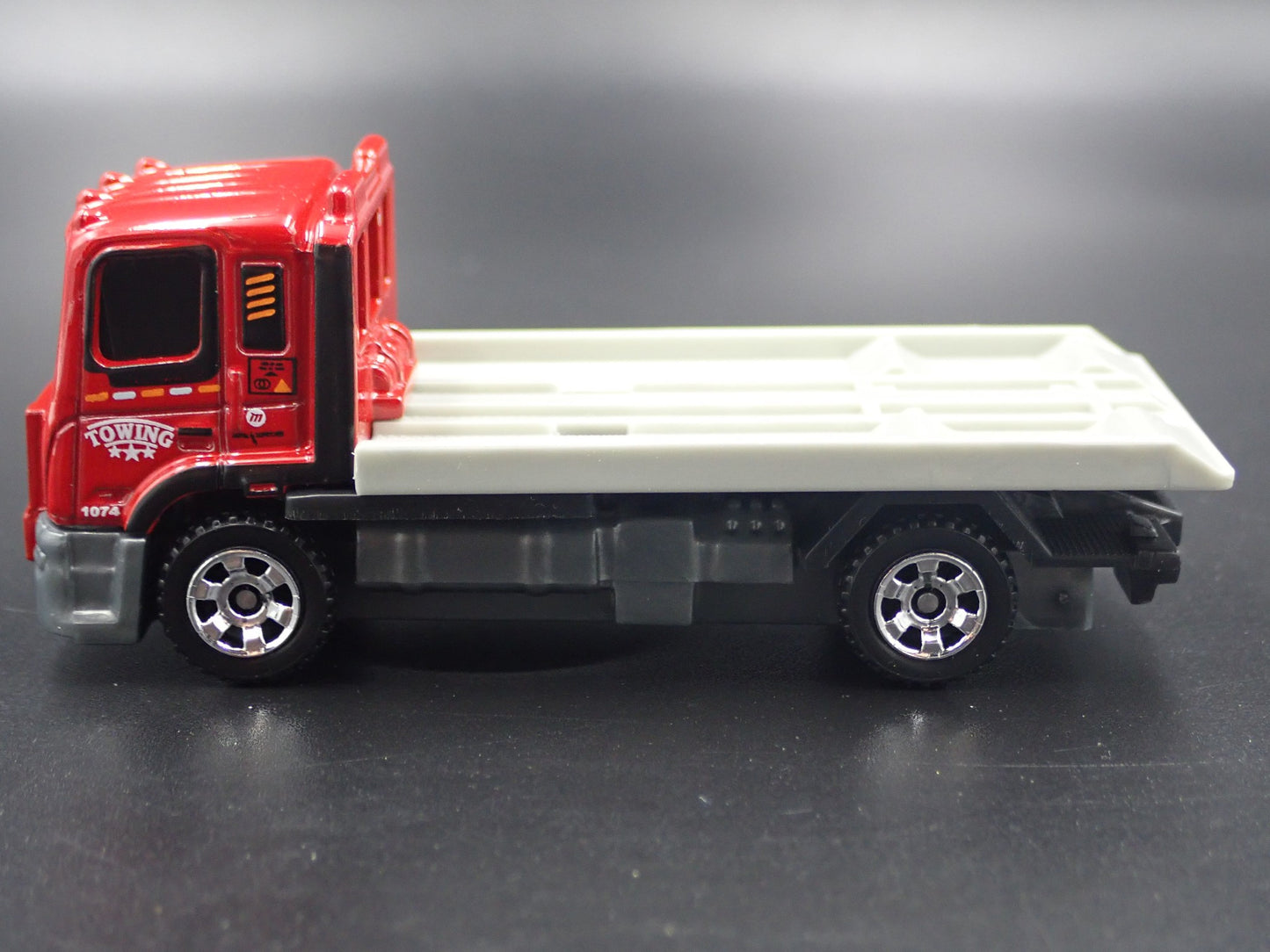 MODERN TOWING COMPANY FLATBED TRUCK RED 1/64 SCALE COLLECTIBLE DIECAST MODEL