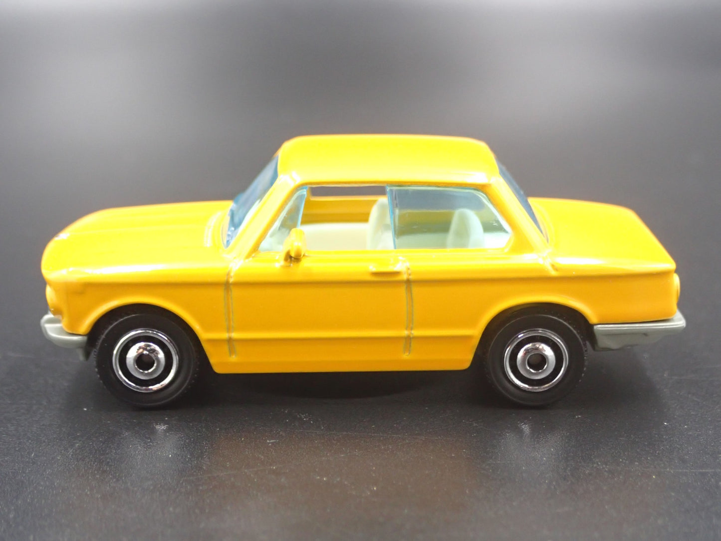 1966-1977 BMW 2002 ORANGE RARE 1:64 SCALE COLLECTIBLE DIORAMA DIECAST MODEL CAR