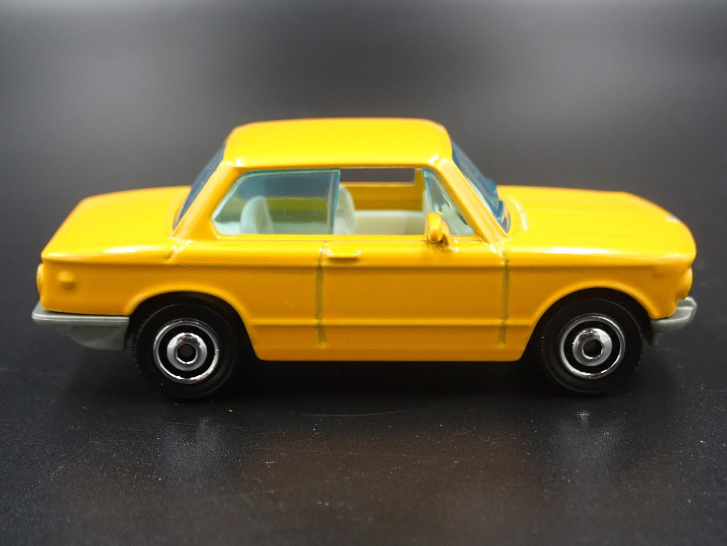 1966-1977 BMW 2002 ORANGE RARE 1:64 SCALE COLLECTIBLE DIORAMA DIECAST MODEL CAR