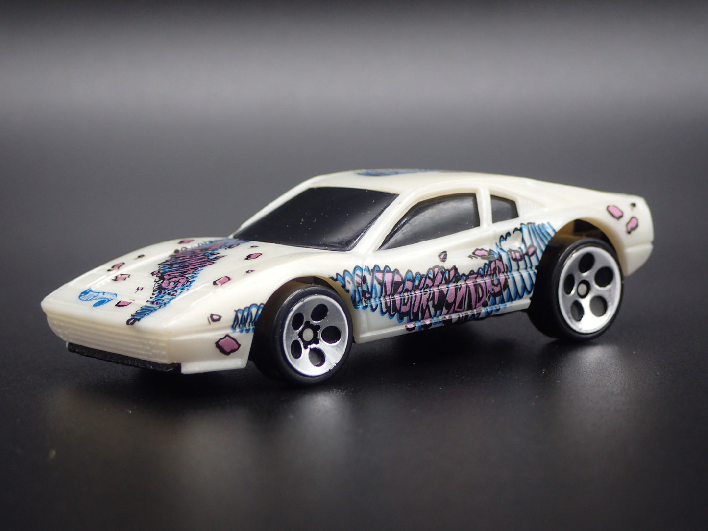 1975-1985 FERRARI 308 SUPER CAR 1:64 SCALE COLLECTIBLE DIORAMA DIECAST MODEL CAR