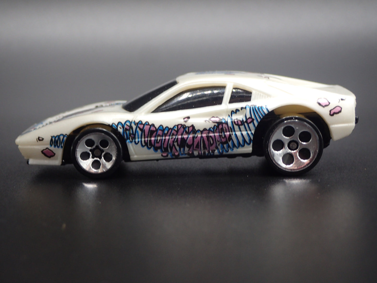 1975-1985 FERRARI 308 SUPER CAR 1:64 SCALE COLLECTIBLE DIORAMA DIECAST MODEL CAR