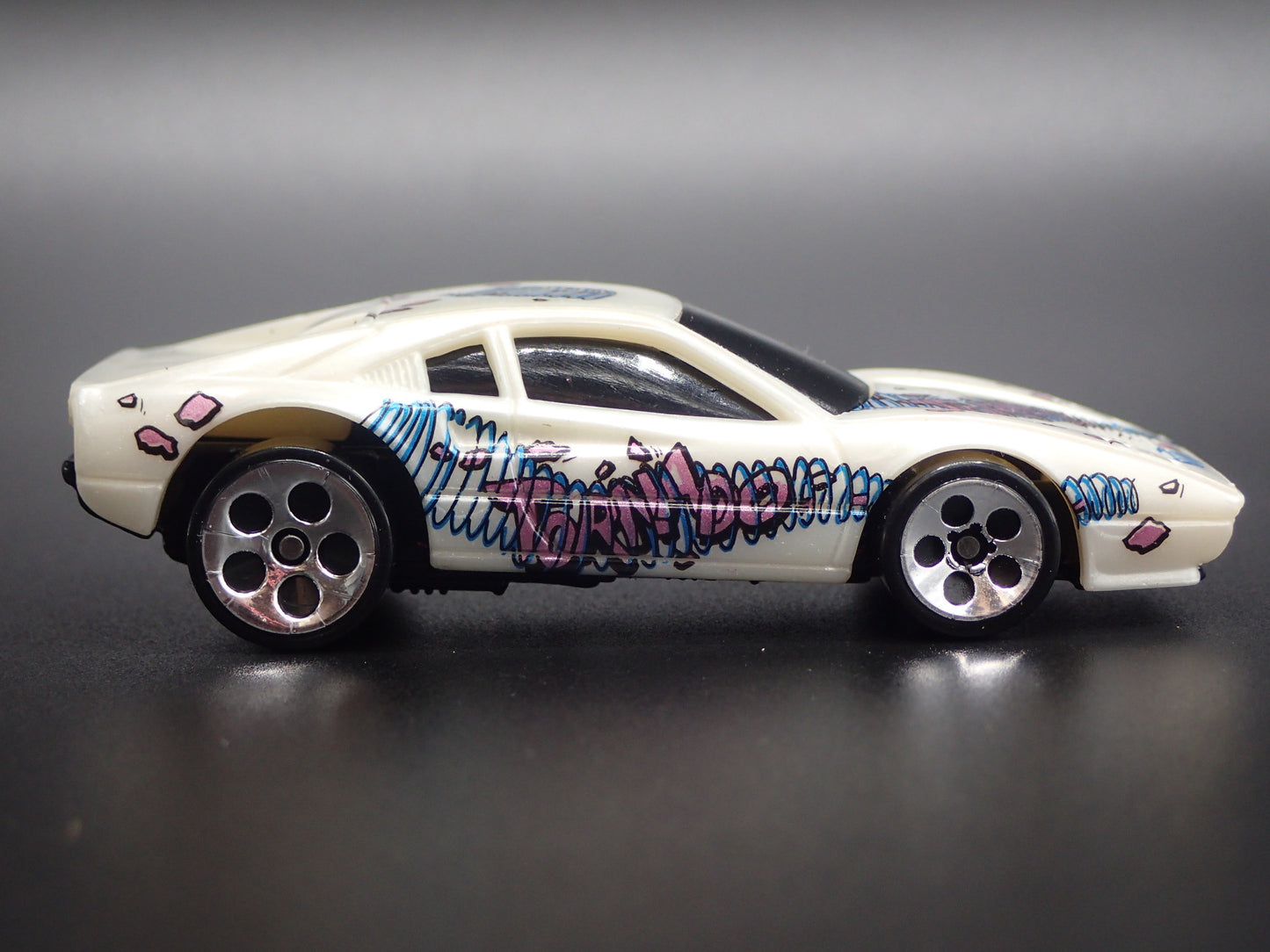 1975-1985 FERRARI 308 SUPER CAR 1:64 SCALE COLLECTIBLE DIORAMA DIECAST MODEL CAR