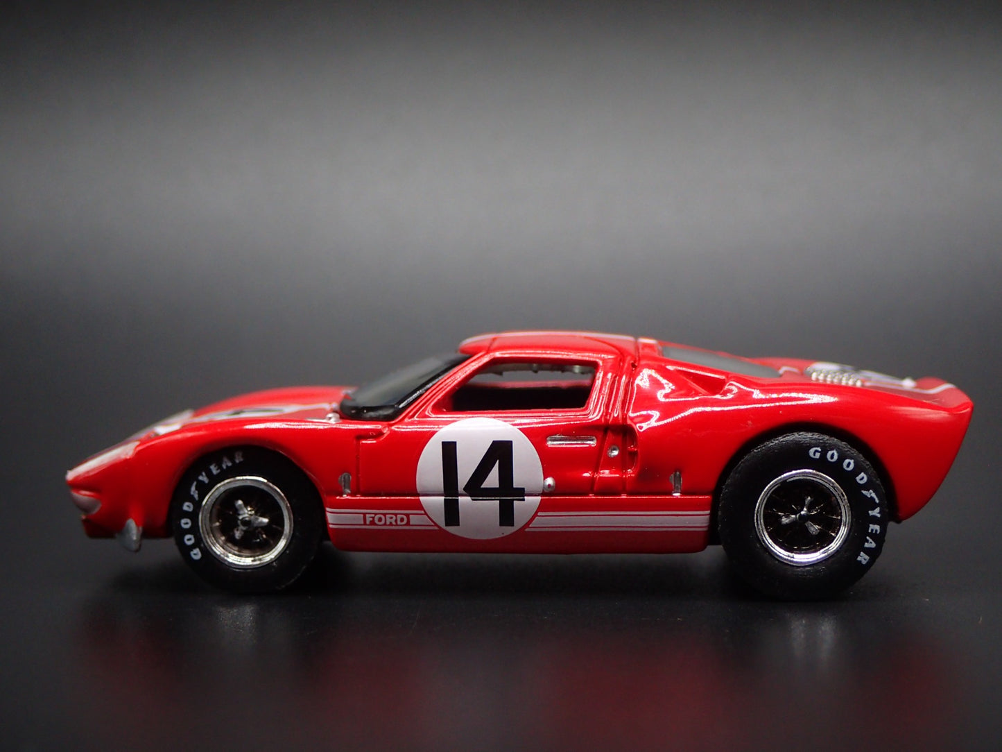1964-1969 FORD GT40 RACE CAR RED 1:64 SCALE COLLECTIBLE DIECAST MODEL CAR