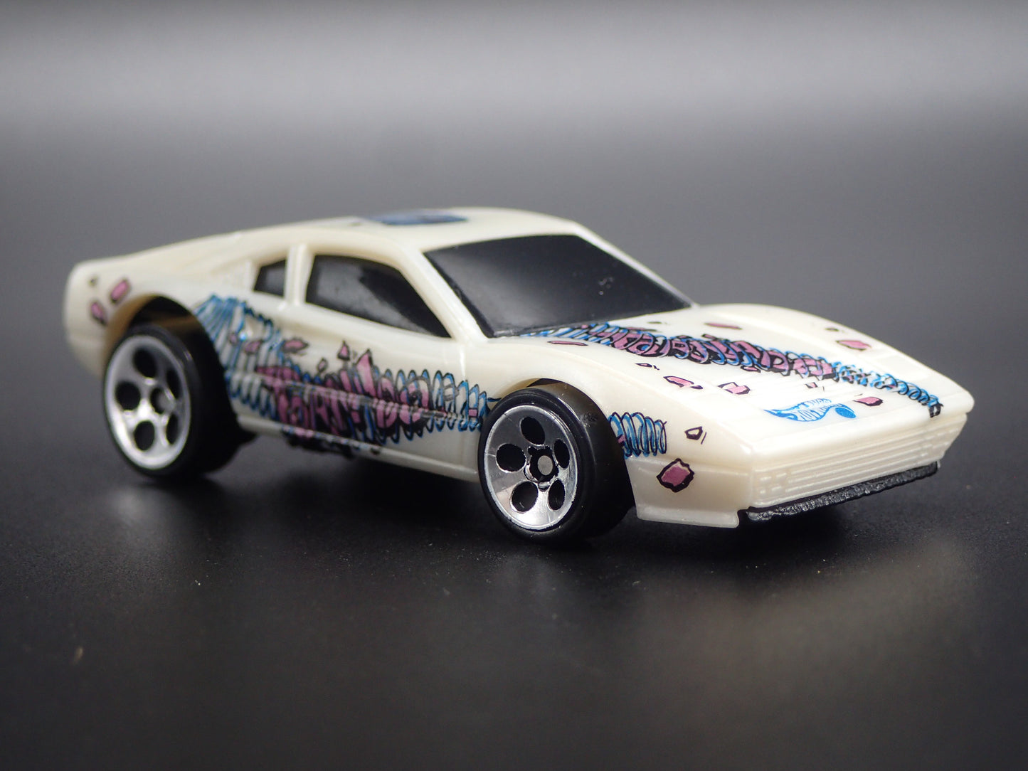 1975-1985 FERRARI 308 SUPER CAR 1:64 SCALE COLLECTIBLE DIORAMA DIECAST MODEL CAR