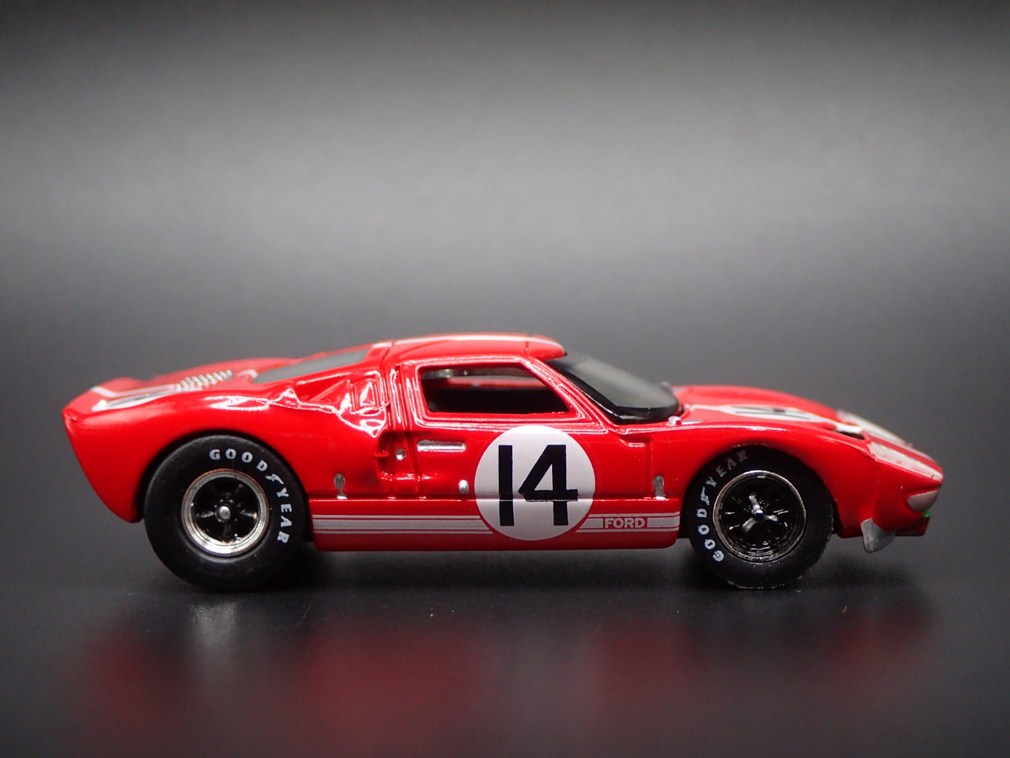 1964-1969 FORD GT40 RACE CAR RED 1:64 SCALE COLLECTIBLE DIECAST MODEL CAR