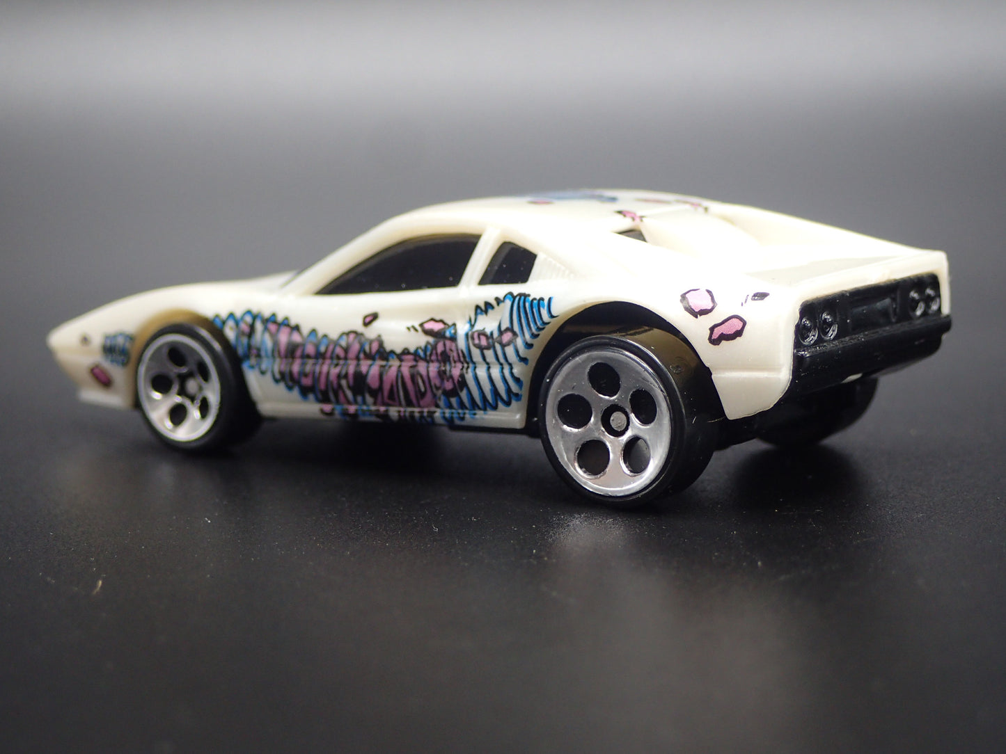 1975-1985 FERRARI 308 SUPER CAR 1:64 SCALE COLLECTIBLE DIORAMA DIECAST MODEL CAR