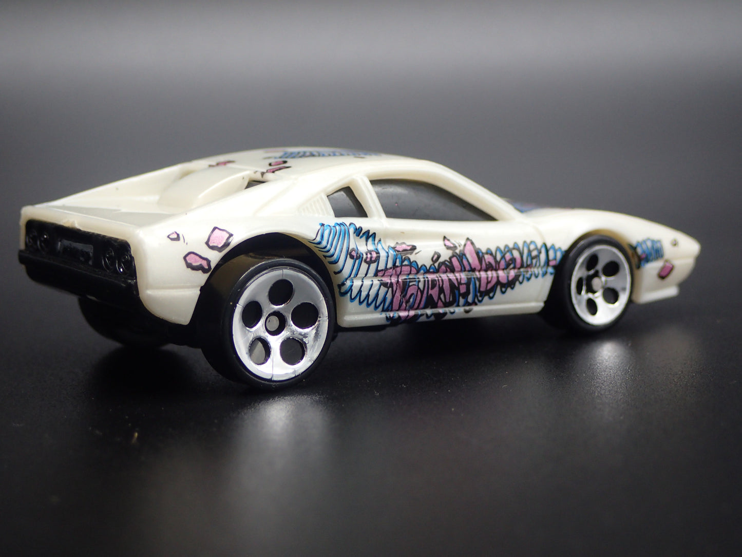 1975-1985 FERRARI 308 SUPER CAR 1:64 SCALE COLLECTIBLE DIORAMA DIECAST MODEL CAR