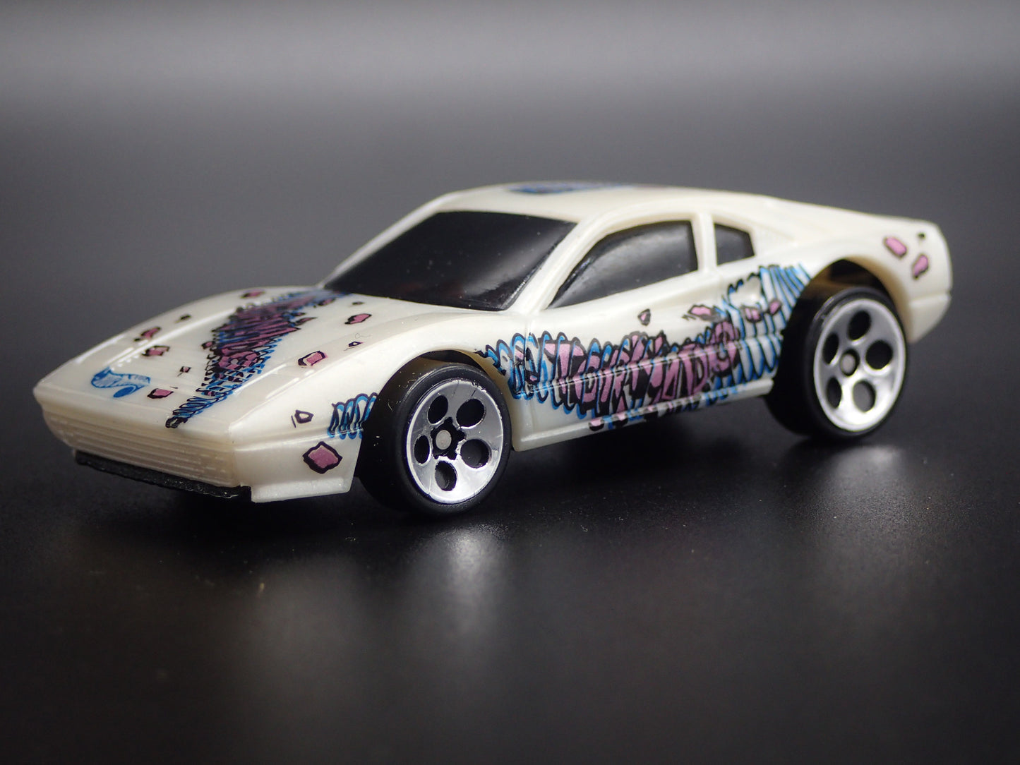 1975-1985 FERRARI 308 SUPER CAR 1:64 SCALE COLLECTIBLE DIORAMA DIECAST MODEL CAR