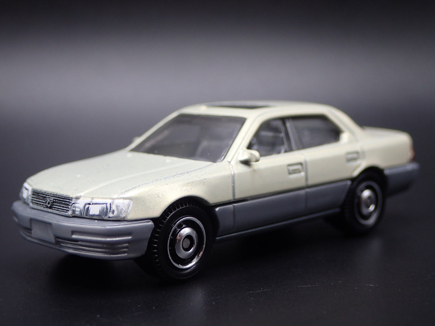 1992-1994 LEXUS LS 400 TAN 1/64 SCALE COLLECTIBLE DIORAMA DIECAST MODEL CAR