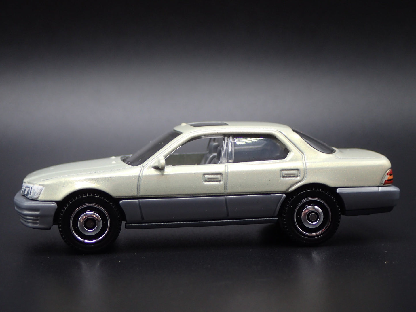 1992-1994 LEXUS LS 400 TAN 1/64 SCALE COLLECTIBLE DIORAMA DIECAST MODEL CAR