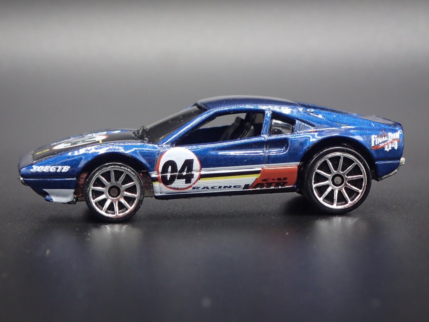 1975-1985 FERRARI 308 SUPER CAR 1:64 SCALE COLLECTIBLE DIORAMA DIECAST MODEL CAR