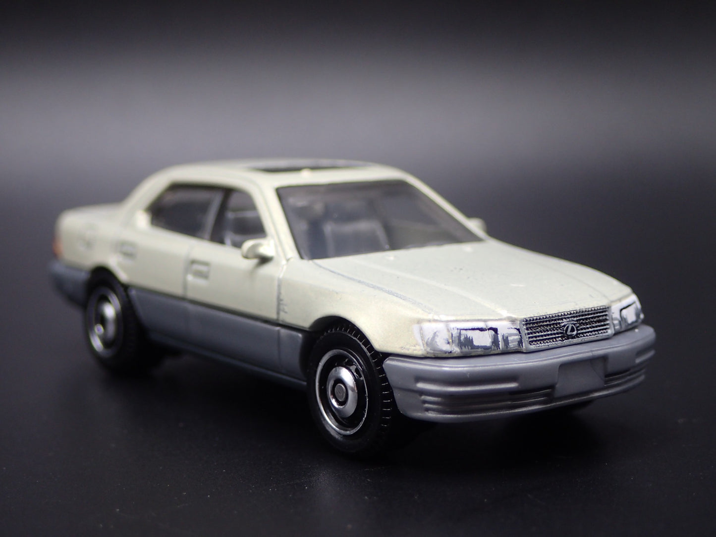 1992-1994 LEXUS LS 400 TAN 1/64 SCALE COLLECTIBLE DIORAMA DIECAST MODEL CAR