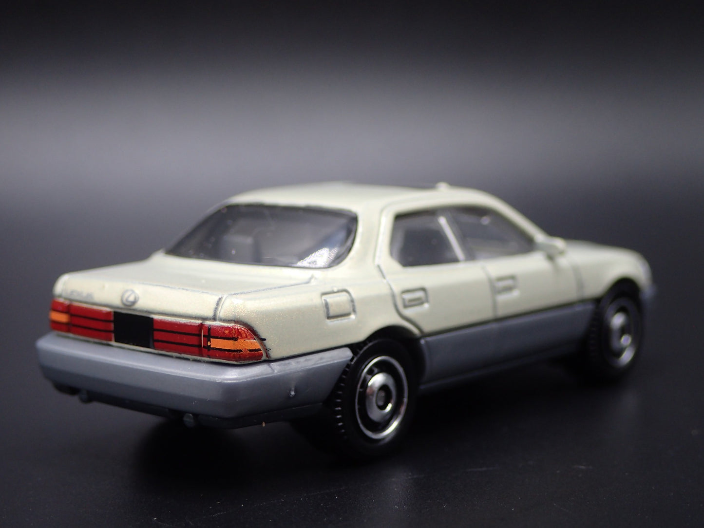 1992-1994 LEXUS LS 400 TAN 1/64 SCALE COLLECTIBLE DIORAMA DIECAST MODEL CAR