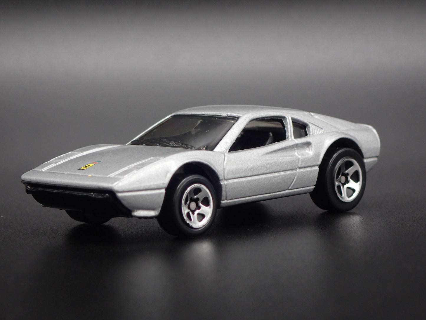 1975-1985 FERRARI 308 SUPER CAR 1:64 SCALE COLLECTIBLE DIORAMA DIECAST MODEL CAR