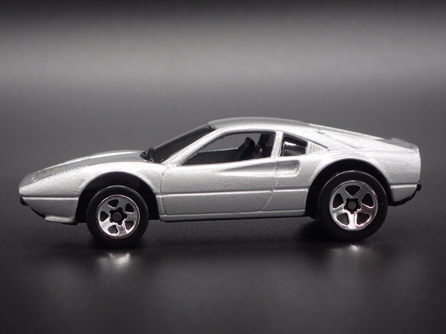 1975-1985 FERRARI 308 SUPER CAR 1:64 SCALE COLLECTIBLE DIORAMA DIECAST MODEL CAR