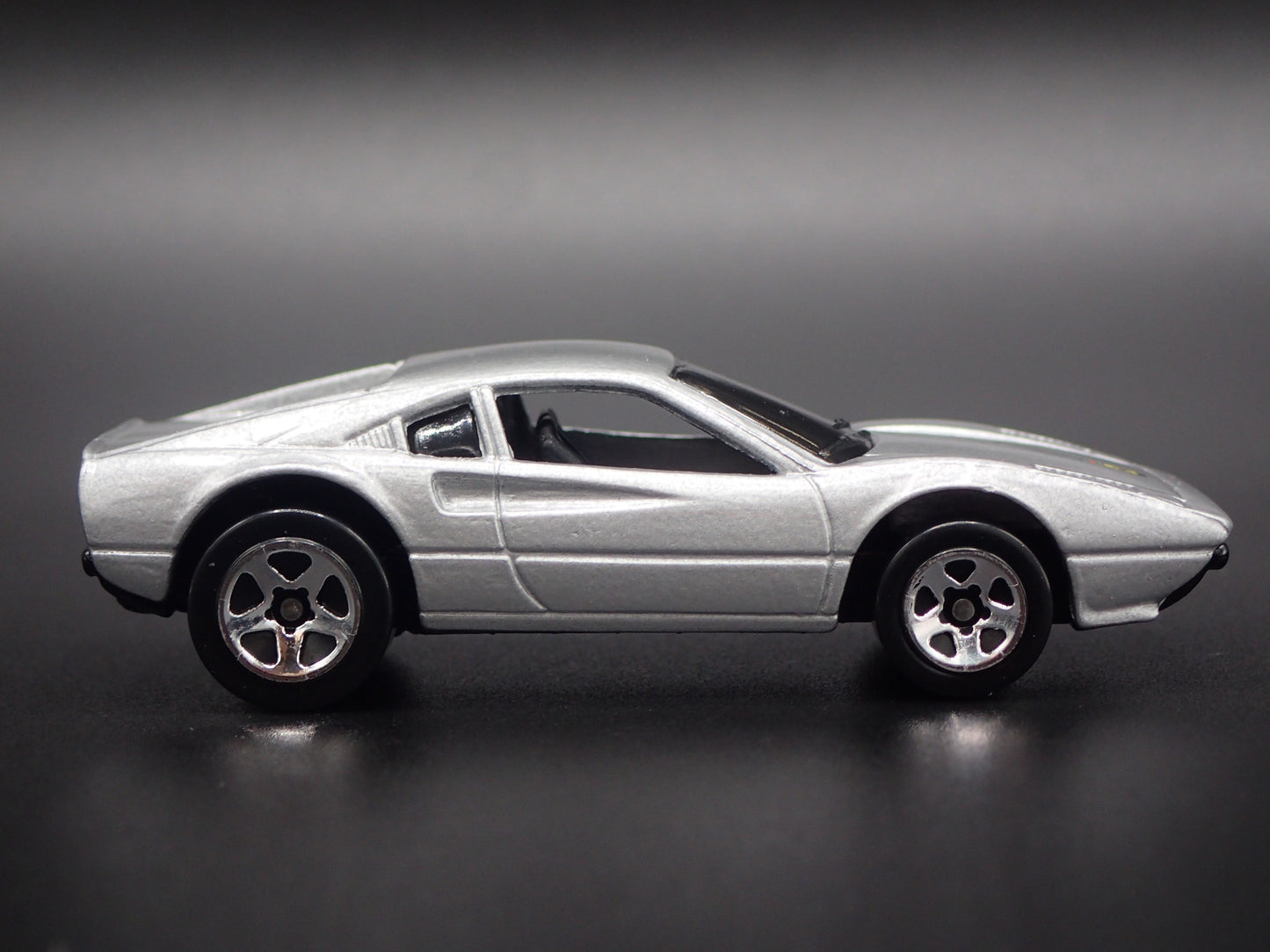 1975-1985 FERRARI 308 SUPER CAR 1:64 SCALE COLLECTIBLE DIORAMA DIECAST MODEL CAR